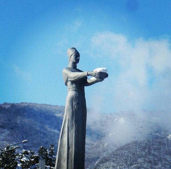 Статуя горянки в Карачаевске