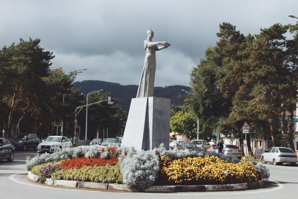 Памятник горянке в Карачаевске