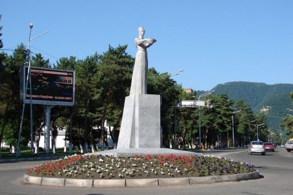 Статуя горянки в Карачаевске
