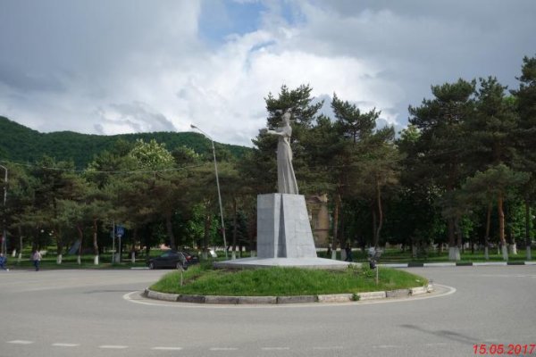 Памятник горянке в Карачаевске