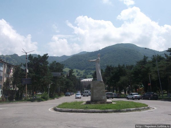 Памятник горянке в Карачаевске