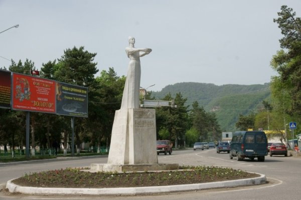 Памятник горянке в Карачаевске