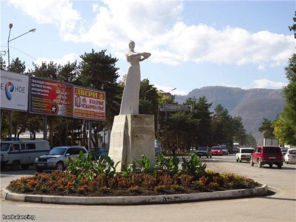 Статуя горянки в Карачаевске