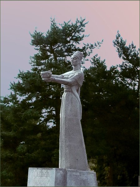 Памятник горянке в Карачаевске