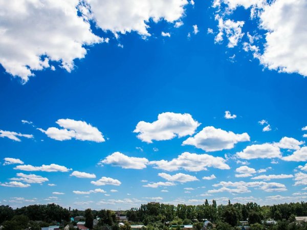 Голубое небо с облаками