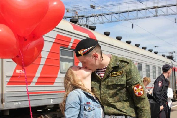 Встреча дембеля на вокзале