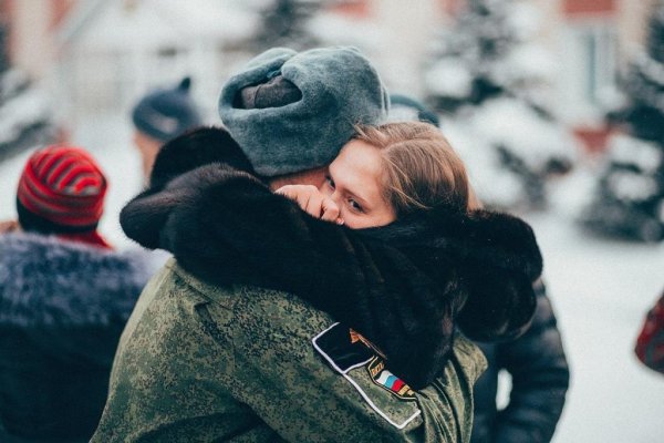 Обнимает солдата