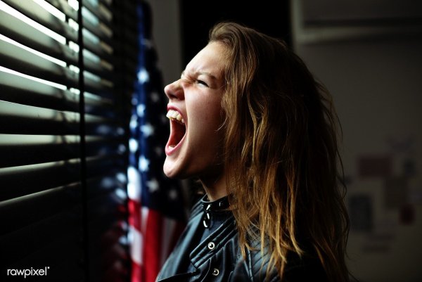 Девушка орет