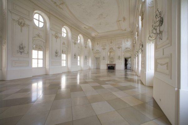 Бальный зал белый во Дворце