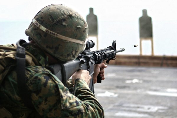 Военный с автоматом