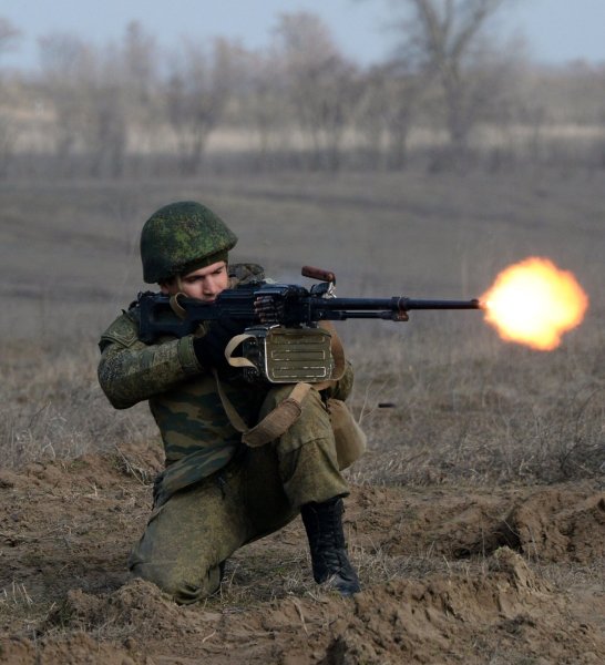 Российский солдат стреляет