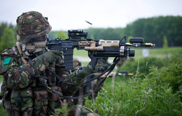 Военный с автоматом