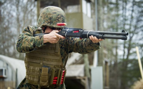 Солдат с Benelli m4
