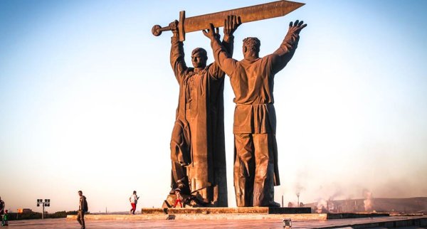 Памятник тыл фронту в Магнитогорске