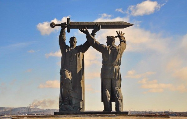 Монумент тыл фронту в Магнитогорске
