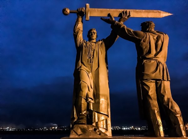 Памятник фронт тылу Магнитогорск монумент