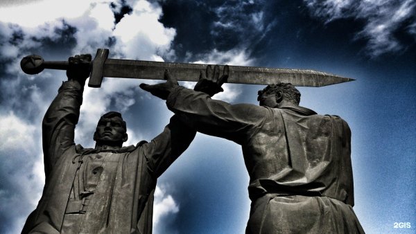 Монумент тыл фронту в Магнитогорске