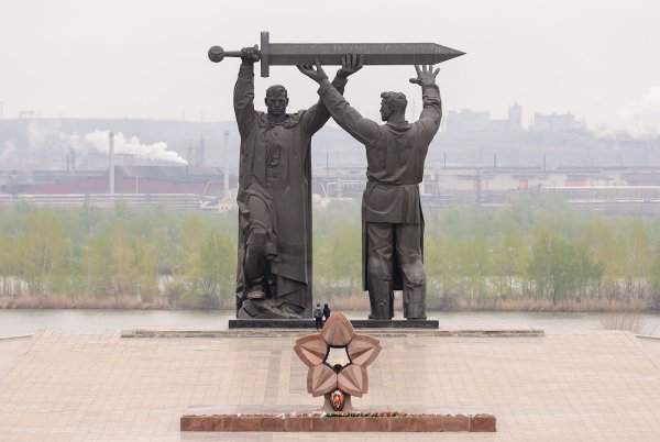 Памятник «тыл — фронту» в городе Магнитогорске.