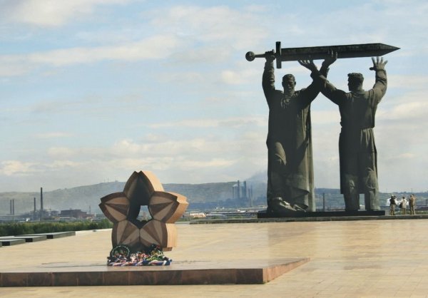 Монумент тыл фронту в Магнитогорске