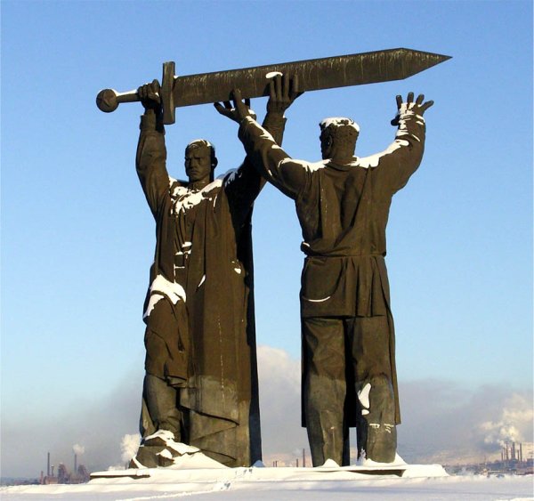 Памятник тыл фронту в Магнитогорске