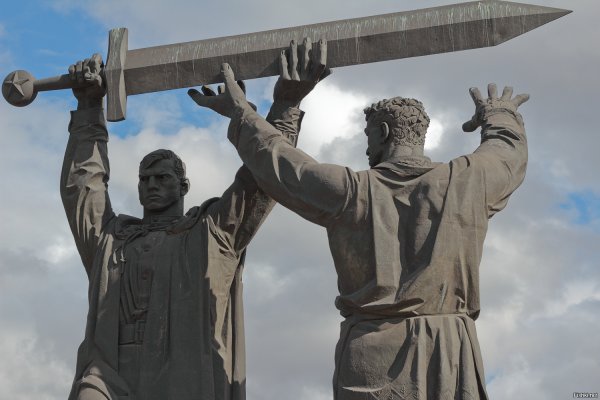 Памятник «тыл — фронту» в городе Магнитогорске.