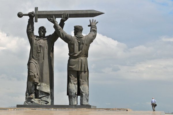 Памятник меч Победы в Магнитогорске