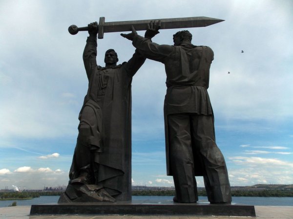 Памятник фронт тылу Магнитогорск монумент