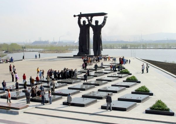 Памятник «тыл — фронту» в городе Магнитогорске.