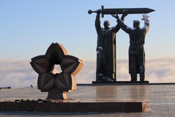 Памятник фронт тылу Магнитогорск монумент