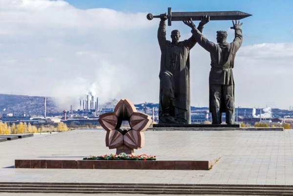 Монумент"тыл - фронту" в г.Магнитогорске