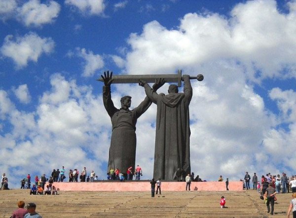 Памятник меч Победы в Магнитогорске