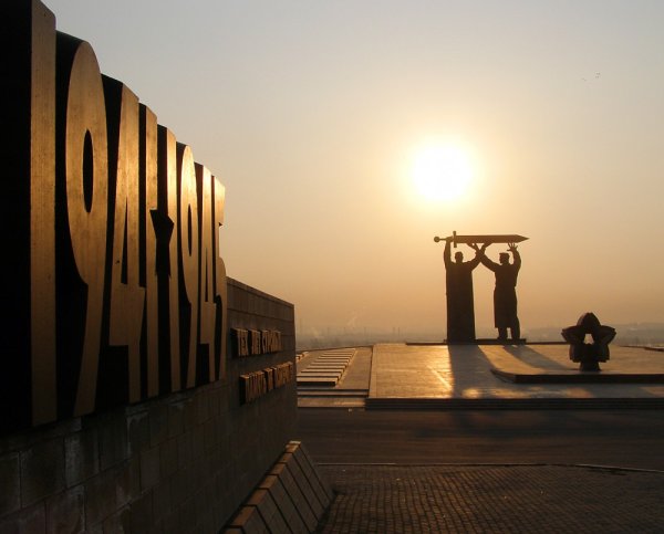 Памятник тыл фронту в Магнитогорске