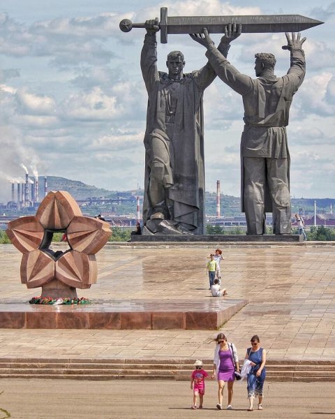 Памятник тыл фронту в Магнитогорске
