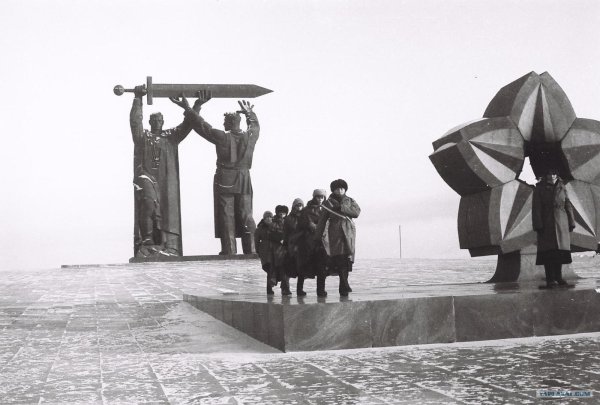 Монумент тыл фронту в Магнитогорске