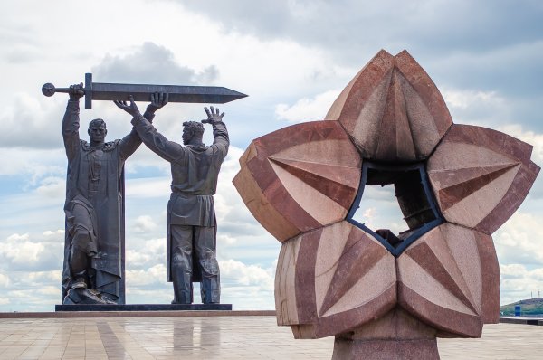 Монумент тыл фронту в Магнитогорске