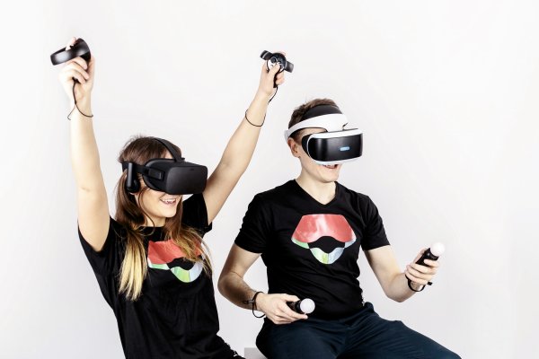 VR очки девушка