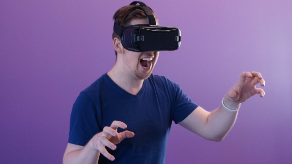 VR очки на человеке