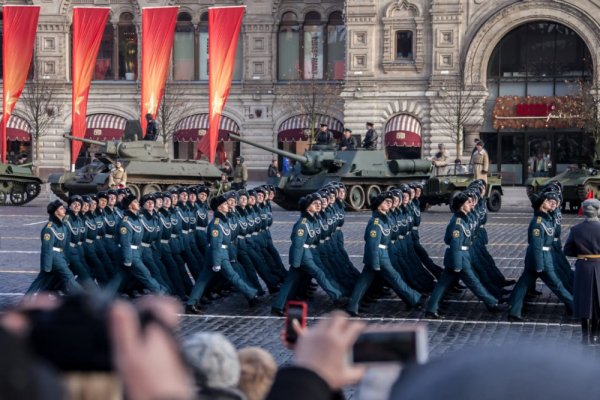 Солдаты маршируют