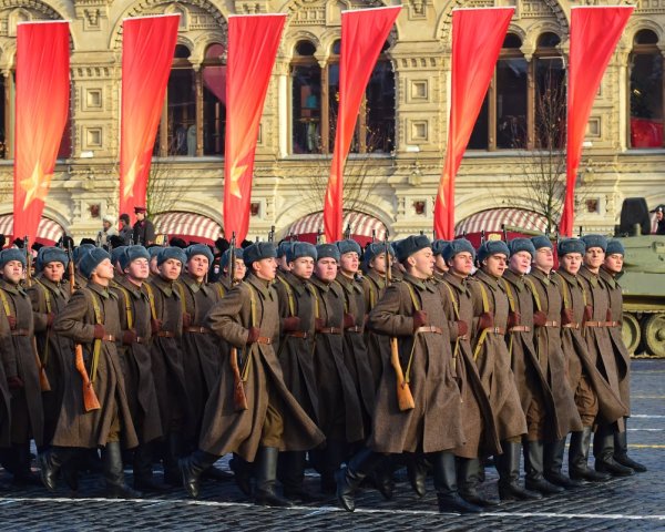 Маршируют на красной площади