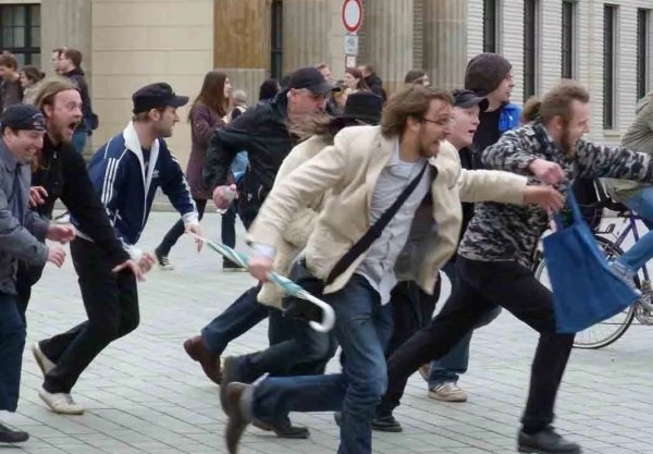 Толпа убегает