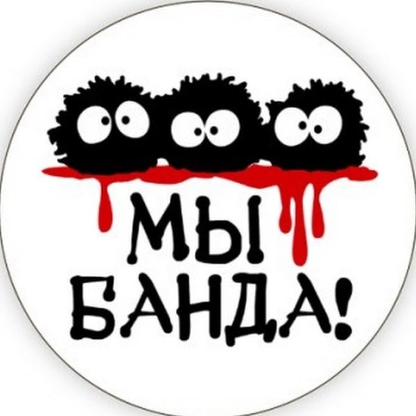 Человек в костюме и маске