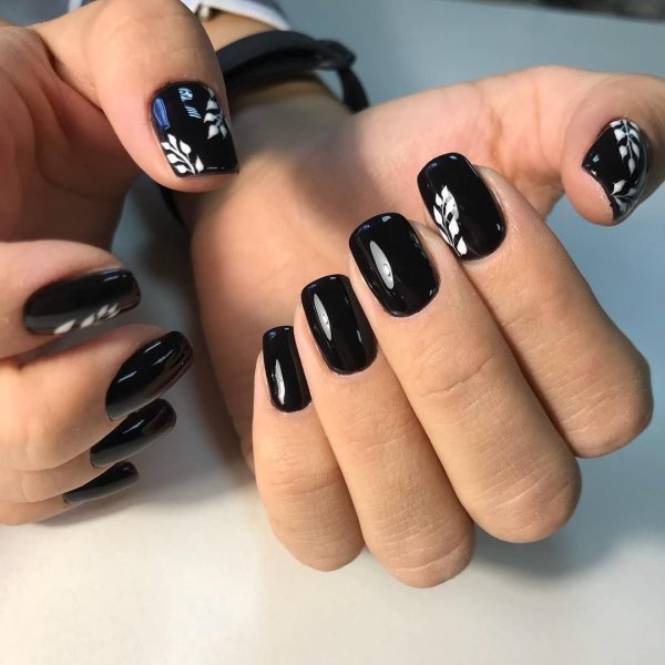 Шеллак на короткие ногти черный