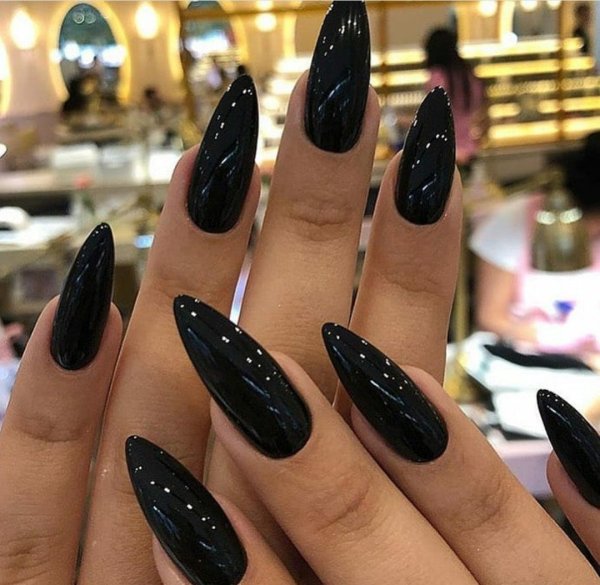 Чёрный маникюр 2022 на миндаль