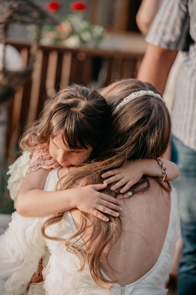 Мама с дочкой обнимаются