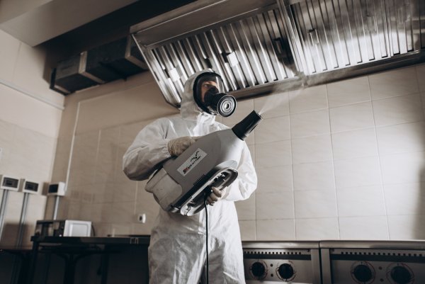 Дезинфектор человек