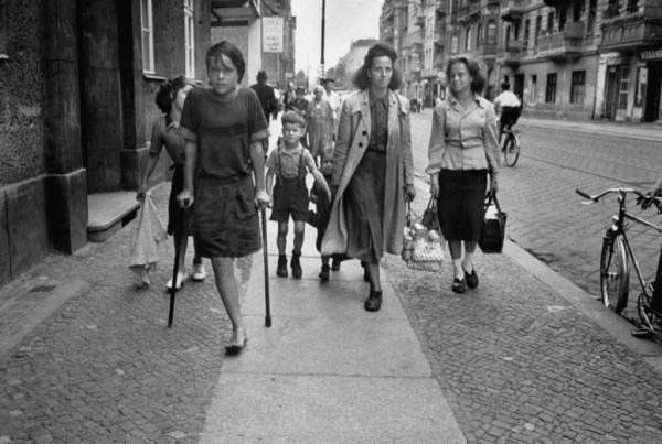 Ретро ампути на костылях