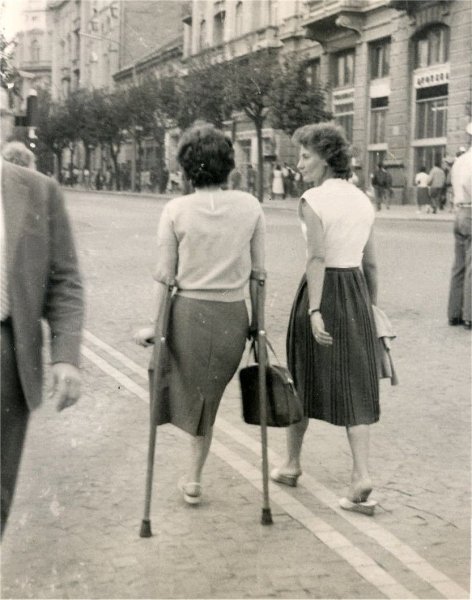 Женщины ампути ретро на костылях
