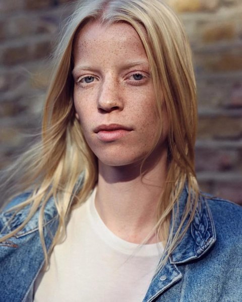 Непривлекательная девушка