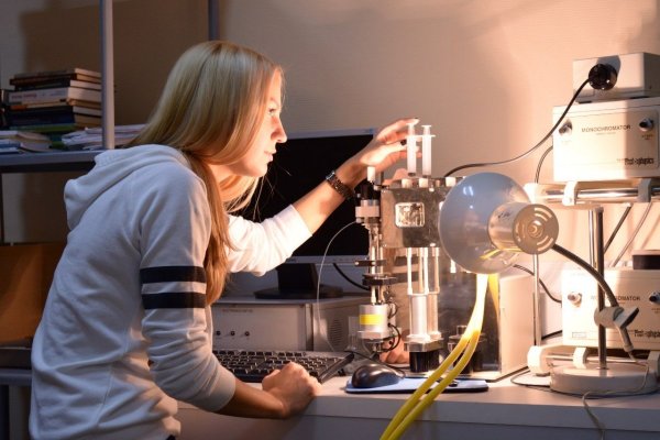 Девушка в лаборатории