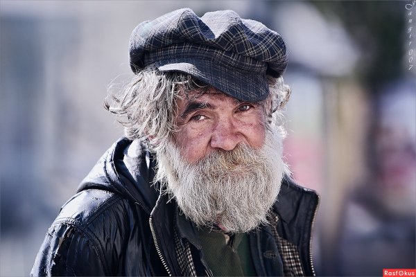 Старый дед смешной